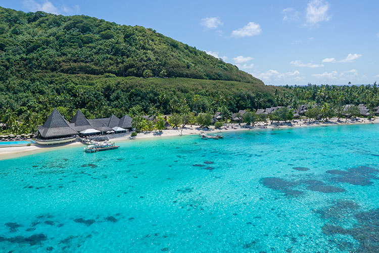 Green landscapes and crystal clear lagoon - Tahiti Tourisme