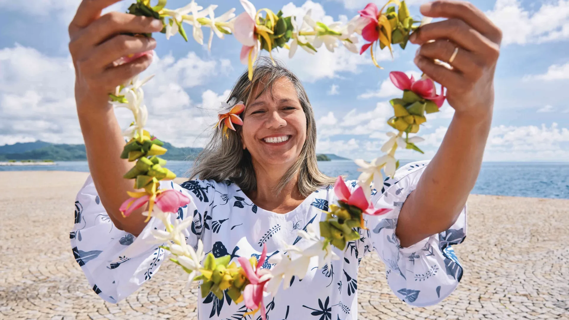 Warm welcome with Raiatea flower necklace ©_Alika Photography